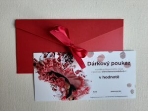 Lesklá červená obálka se stuhou